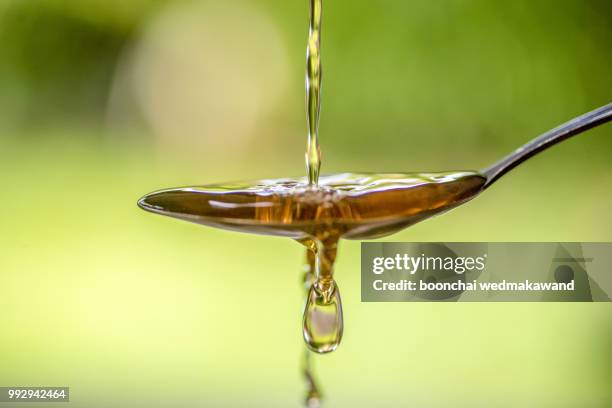apple cider vinegar in motion - vinagre imagens e fotografias de stock