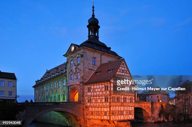old town hall at dusk, built from 1461-1467 in its present form in the regnitz river, obere bruecke bridge to the right and left, obere bruecke 1, altstadt, bamberg, upper franconia, bavaria, germany - altstadt 個照片及圖片檔