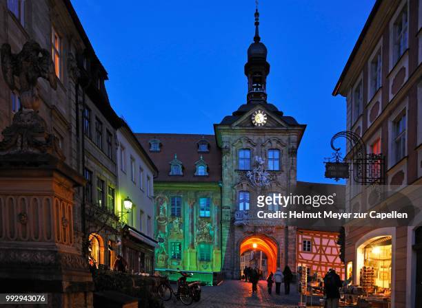old town hall at dusk, built from 1461-1467 in its present form in the regnitz river, obere bruecke bridge at the front, obere bruecke 1, altstadt, bamberg, upper franconia, bavaria, germany - regnitz stockfoto's en -beelden