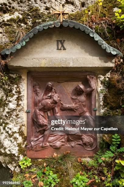 station of the cross vix, in a rock wall, cast iron relief by german sculptor georg kemper, goessweinstein, upper franconia, bavaria, germany - iron cross stock pictures, royalty-free photos & images