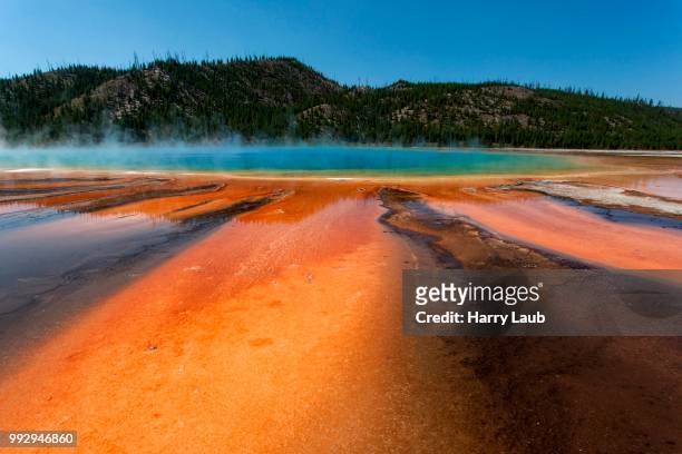 grand prismatic spring, midway geyser basin, yellowstone national park, wyoming, united states - midway foto e immagini stock