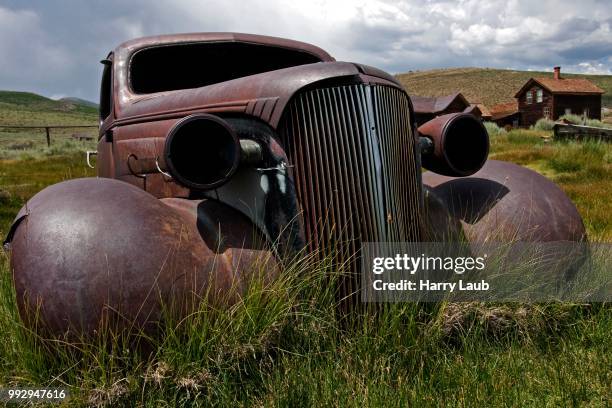 rusted chevrolet, 1930s, ghost town, old gold mining town, bodie state historic park, bodie, california, united states - verwaltungsbezirk mono county stock-fotos und bilder