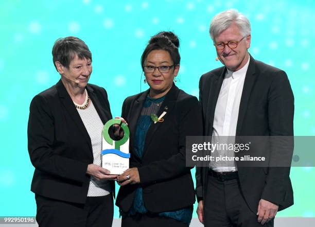 Dpatop - Doreen de Brum, daughter of the late foreign minister of the Marshall Islands, Tony de Brum, receives the honourary award of the German...