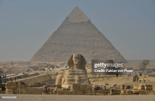 sphinx or great sphinx of giza, lion with a human head, built in the 4th egyptian dynasty around 2700 bc, in front of the pyramid of chephren, giza, egypt - pyramid of chephren stock pictures, royalty-free photos & images