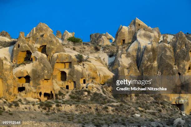 cave dwellings, tufa formations, goreme national park, goereme, nevsehir province, cappadocia, turkey - nevşehir province stock-fotos und bilder
