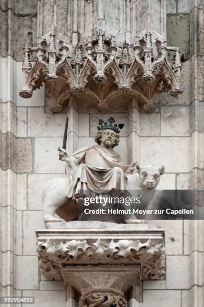 king cyrus riding on the bear, 14th century, main facade of the cathedral of regensburg, regensburg, upper palatinate, bavaria, germany - cyrus stock pictures, royalty-free photos & images