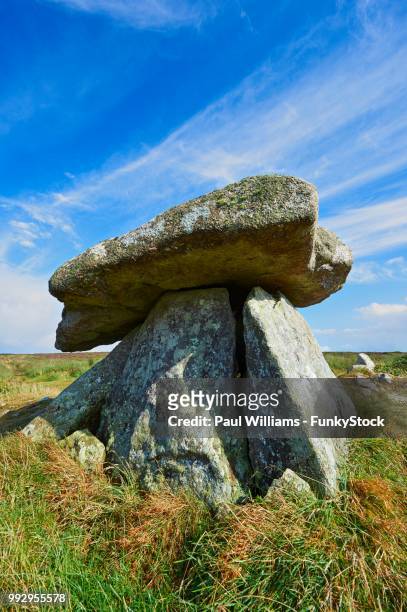 chun quoit, megalithic burial dolmen from the neolithic period, circa 2400 bc, near morvah on the chun nature reserve, penwith peninsula, cornwall, england, great britain - penwith peninsula stock pictures, royalty-free photos & images