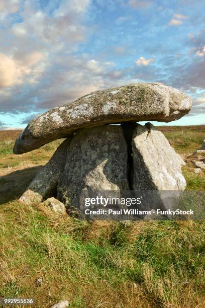 chun quoit, megalithic burial dolmen from the neolithic period, circa 2400 bc, near morvah on the chun nature reserve, penwith peninsula, cornwall, england, great britain - penwith peninsula stock pictures, royalty-free photos & images