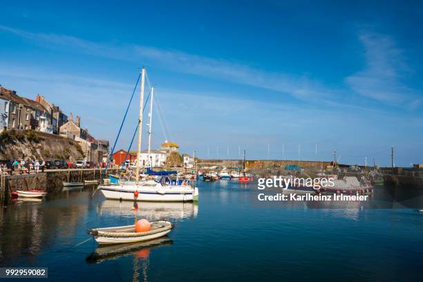 harbour with fishing boats, mevagissey, cornwall, england, united kingdom - mevagissey - fotografias e filmes do acervo