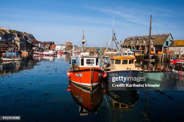 harbour with fishing boats, mevagissey, cornwall, england, united kingdom - mevagissey - fotografias e filmes do acervo