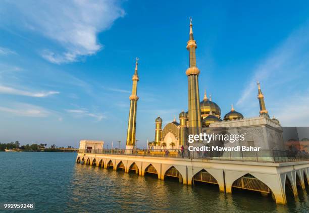 crystal mosque at terengganu, malaysia - terengganu stockfoto's en -beelden