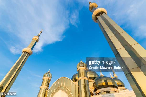 crystal mosque at terengganu, malaysia - terengganu stockfoto's en -beelden