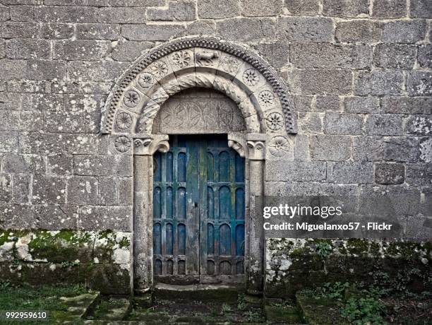 northern gate of romanesque church of eire, galicia, spain - puerta entrada - fotografias e filmes do acervo