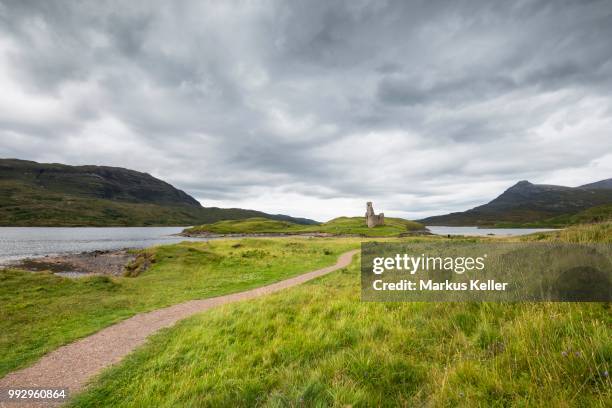 footpath to the ruins of ardvreck castle on a peninsula in the lake of loch assynt, sutherland, schottisches hochland, scotland, united kingdom - ardvreck castle stock-fotos und bilder