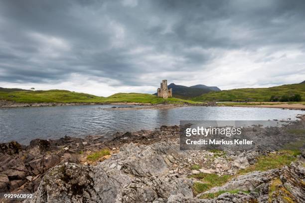 ruins of ardvreck castle on a peninsula in the lake of loch assynt, sutherland, schottisches hochland, scotland, united kingdom - ardvreck castle stock-fotos und bilder