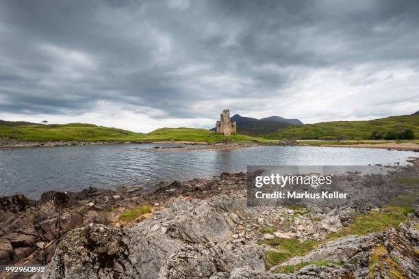 ruins of ardvreck castle on a peninsula in the lake of loch assynt, sutherland, schottisches hochland, scotland, united kingdom - loch assynt stockfoto's en -beelden