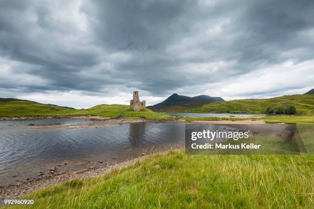 ruins of ardvreck castle on a peninsula in the lake of loch assynt, in front of the 764m mountain of spidean coinich, sutherland, schottisches hochland, scotland, united kingdom - ardvreck castle stock-fotos und bilder