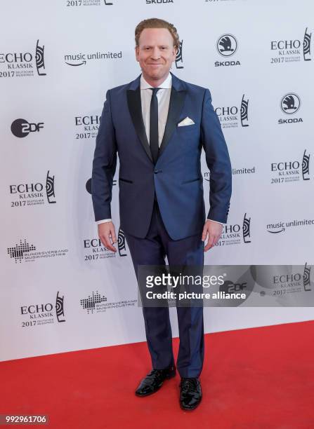 Violinist Daniel Hope arrives at the red carpet of the 'Echo-Klassik' classical music award ceremony in Hamburg, Germany, 29 October 2017. Photo:...
