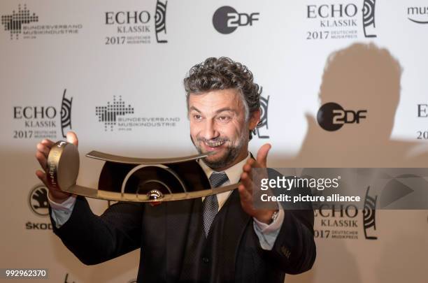 Tenor Jonas Kaufmann shows his award in the category 'Bestseller of the year' at the 'Echo-Klassik' classical music award ceremony in Hamburg,...