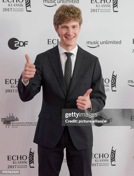 Pianist Jan Lisiecki arrives at the red carpet of the 'Echo-Klassik' classical music award ceremony in Hamburg, Germany, 29 October 2017. Photo: Axel...