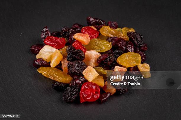 mix variety of dried fruit - régime crudivore photos et images de collection