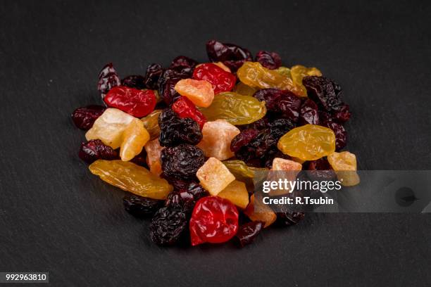 mix variety of dried fruit - rauw voedsel dieet stockfoto's en -beelden