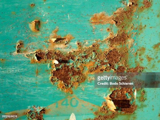 green paint peeling off a rusty surface - peeling off bildbanksfoton och bilder