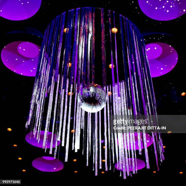 disco ball with silver sparkle ribbon background - disco ball foto e immagini stock