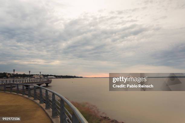 nublado atardecer. - playa atardecer stock pictures, royalty-free photos & images