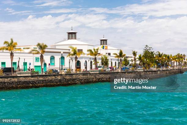 waterfront with av. olaf palme with the city council of arrecife, arrecife, lanzarote, canary islands, spain - arrecife stock-fotos und bilder