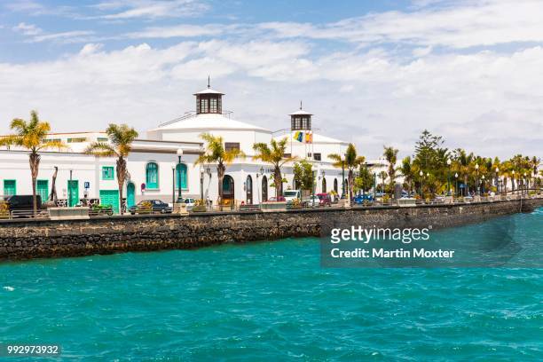 waterfront with av. olaf palme with the city council of arrecife, arrecife, lanzarote, canary islands, spain - palme fotografías e imágenes de stock