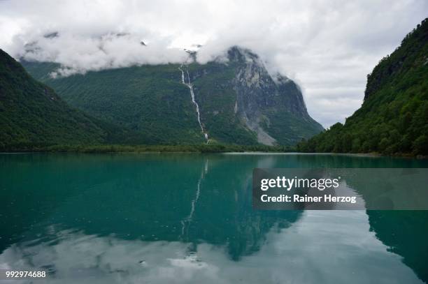 loen lake, loen, stryn, sogn og fjordane, western norway, norway - verwaltungsbezirk sogn og fjordane stock-fotos und bilder