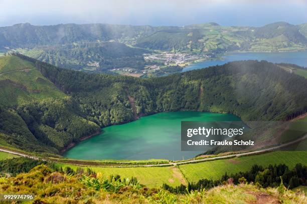 lagoa do canario and lagoa azul, caldeira das sete cidades, sao miguel, azores, portugal - cidades foto e immagini stock