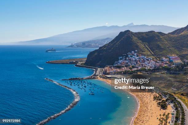 beach playa de las teresitas, san andres, at the back santa cruz de tenerife and pico del teide, tenerife, canary islands, spain - playa de las teresitas stock pictures, royalty-free photos & images