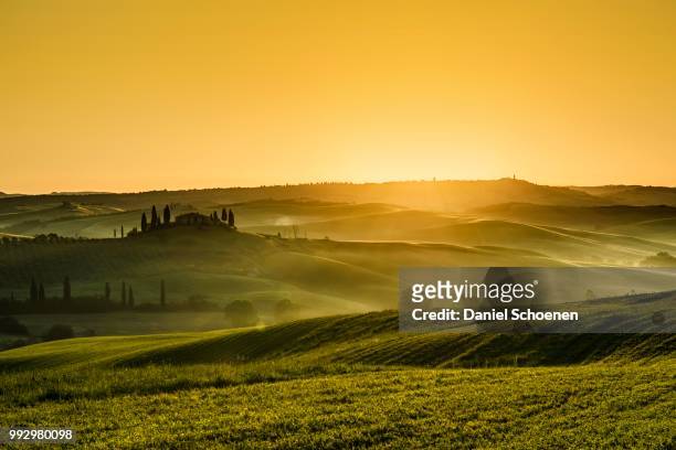sunrise, landscape with farmhouse and cypress trees, near san quirico d'orcia, val d'orcia, province of siena, tuscany, italy - san quirico dorcia stock pictures, royalty-free photos & images