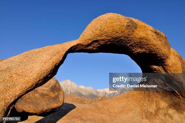 mobius arch, natural granite arch, at the back sierra nevada with lone pine peak and mt. whitney, alabama hills, california, united states - alabama hills 個照片及圖片檔