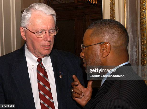 Baseball Hall of Famer Ozzie Smith talks with Sen. Jim Bunning, R-Ky.