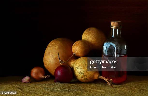 peregrinas con vino - juampiter fotografías e imágenes de stock