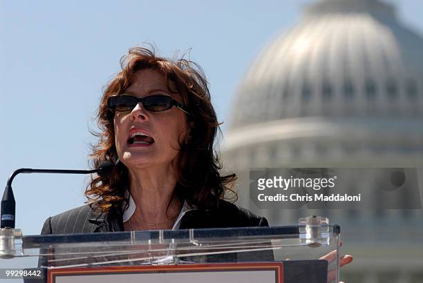 Actress Susan Sarandon speaks at a Christopher Reeve Foundation "Working 2 Walk Rally," held in honor of Dana Reeve, to urge Congress to pass the...