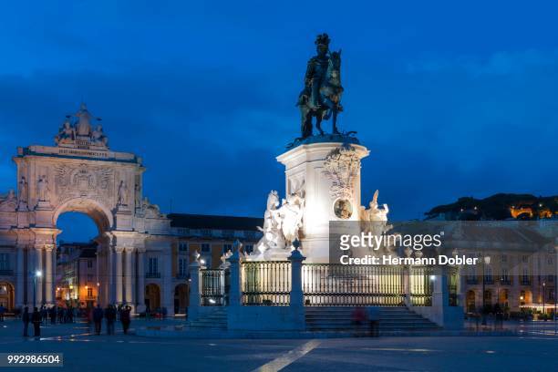 rua augusta arch triumphal arch at the praca do comercio square, in front the equestrian statue of king jose i, baixa, lisbon, portugal - rua stock pictures, royalty-free photos & images
