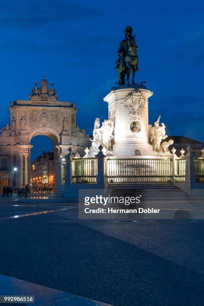 rua augusta arch triumphal arch at the praca do comercio square, in front the equestrian statue of king jose i, baixa, lisbon, portugal - rua stock pictures, royalty-free photos & images