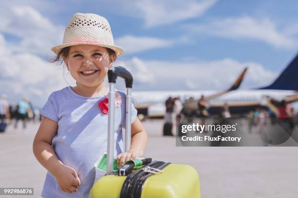 söt och härlig småbarn flicka med en kistan som går ombord ett plan - penningkista bildbanksfoton och bilder