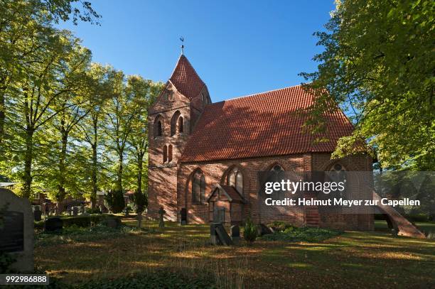 dorfkirche village church, tower 13th century, nave 15th century, in front the cemetery, dorf mecklenburg, mecklenburg-western pomerania, germany - dorf ストックフォトと画像