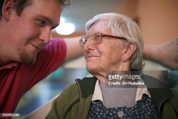 woman, 89 years, talking to a nurse for the elderly, nursing home - 25 29 years foto e immagini stock