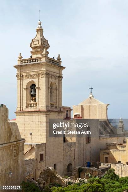 view of the catholic cathedral with with a large church tower in the citadel, cittadella, victoria, rabat, gozo, malta - victoria tower fotografías e imágenes de stock