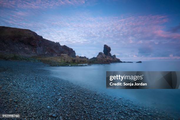 djupalonssandur at sunset, snaefellsnes peninsula, snaefellsjoekull national park, iceland - djupalonssandur stock pictures, royalty-free photos & images