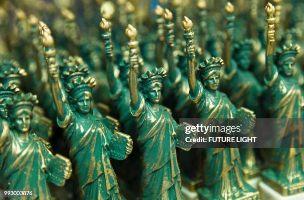 statue of liberty souvenir, new york city, new york, usa, north america - nationalsymbol bildbanksfoton och bilder
