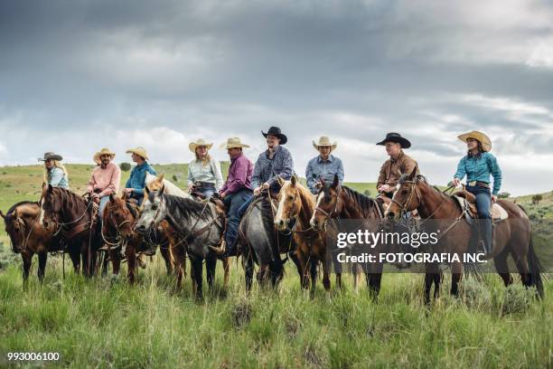 pecuaristas de utah em cavalos - mulher músculo - fotografias e filmes do acervo