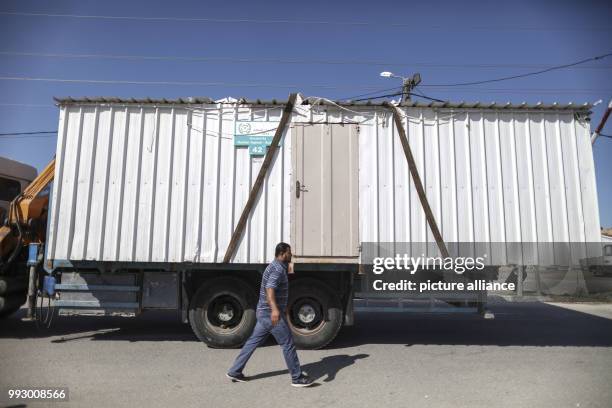 Dpatop - Men dismantle a structure formerly held by Hamas at the Erez border crossing between Israel and Gaza in Beit Hanun, Gaza Strip, 01 November...