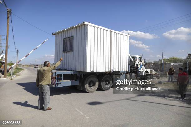 Dpatop - Men dismantle a structure formerly operated by Hamas at the Erez border crossing between Israel and Gaza in Beit Hanun, Gaza Strip, 01...